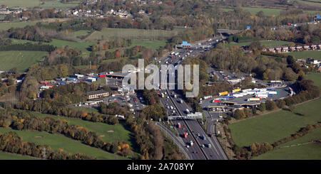 Luftaufnahme von Hartshead Moor Dienstleistungen, die auf der M62, Cleckheaton, West Yorkshire Stockfoto