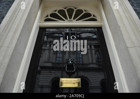 Die vordere Tür von Nummer 10 Downing Street in London. Stockfoto