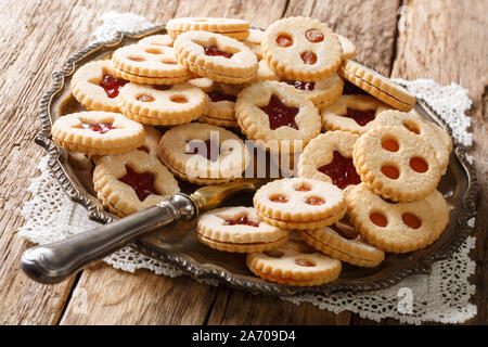 Linzer Plätzchen mit Marmelade auf einem Teller auf den Tisch. Traditionelle österreichische Gebäck gefüllt. Horizontale Stockfoto