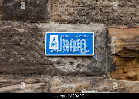 Blaue Plakette auf der Bahn Viadukt in Yarm, England, Großbritannien Stockfoto