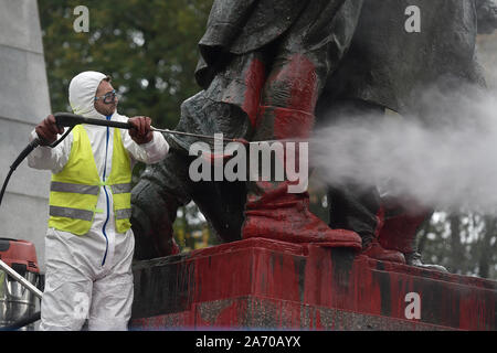 Ostrava, Tschechische Republik. 29 Okt, 2019. Ein spezialisiertes Unternehmen begann die Rote Armee Memorial in Ostrava, Tschechische Republik, am 29. Oktober 2019, die eine unbekannte Vandalen mit roter Farbe übergossen und sprühte Inschriften vor ein paar Tagen. Credit: Jaroslav Ozana/CTK Photo/Alamy leben Nachrichten Stockfoto