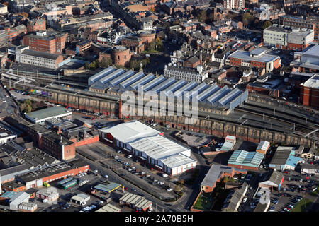 Luftaufnahme von Carlisle Bahnhof und der Bahnhof Business Retail Park, Carlisle, Cumbria, Großbritannien Stockfoto