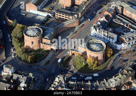 Luftaufnahme des Bochard Tor oder Englisch Tor, mittelalterlichen Mauern in Carlisle, Cumbria, Großbritannien Stockfoto