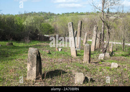 Szene der alten, verlassenen muslimischen Friedhof Grabsteine in der Landschaft Feld Stockfoto