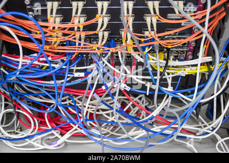 Kabel Netzwerk im Serverraum Kabelsalat von Schlecht verlegtes Kabel Konzept organisierten Verkabelung im Serverraum Stockfoto