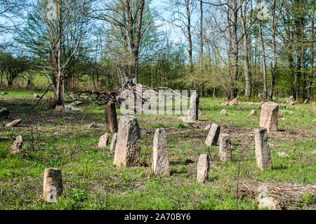 Szene der alten, verlassenen muslimischen Friedhof Grabsteine in der Landschaft Feld Stockfoto