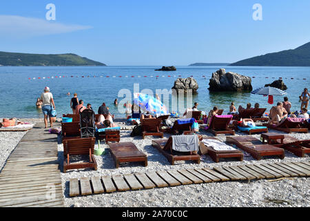 Herceg Novi, Montenegro - 10. Juni. 2019. Ein Volk auf der zentralen Stadt Strand entspannen Stockfoto