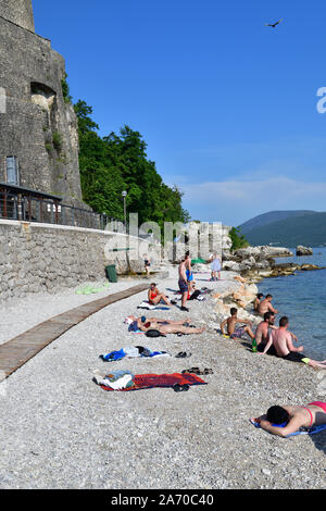 Herceg Novi, Montenegro - 10. Juni. 2019. Ein Volk auf der zentralen Stadt Strand entspannen Stockfoto