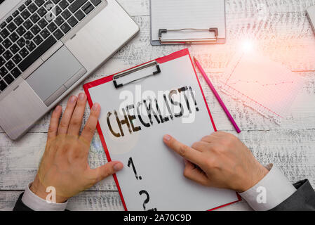 Text Zeichen angezeigt Checkliste. Business Foto Text Liste Elemente erforderlichen Dinge getan oder Punkte als Hand halten schreiben Ausrüstung Werkzeug in der Nähe der Moderne werden. Stockfoto
