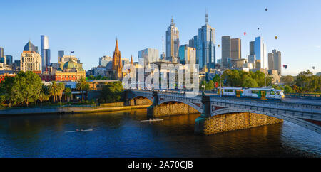 Herrlichen Panorama-Blick auf die Skyline von Melbourne Stadtbild bei Sonnenaufgang in Australien. Stockfoto