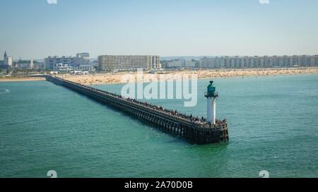 Der Hafen von Le Havre mit Seebrücke und Strand an einem sonnigen Tag Stockfoto