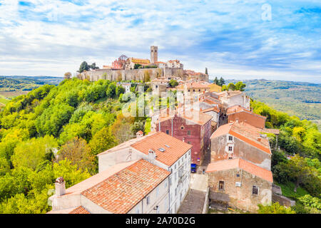 Altstadt von Motovun auf dem Hügel, wunderschöne Architektur in Istrien, Kroatien, Luftaufnahme von drohne Stockfoto