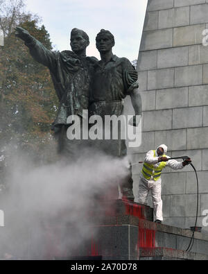 Ostrava, Tschechische Republik. 29 Okt, 2019. Ein spezialisiertes Unternehmen begann die Rote Armee Memorial in Ostrava, Tschechische Republik, am 29. Oktober 2019, die eine unbekannte Vandalen mit roter Farbe übergossen und sprühte Inschriften vor ein paar Tagen. Credit: Jaroslav Ozana/CTK Photo/Alamy leben Nachrichten Stockfoto