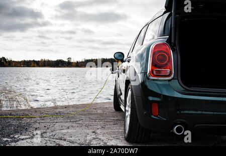 Mini Countryman Elektroauto Aufladen am Strand Stockfoto