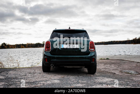 Mini Countryman Elektroauto aufladen durch den Strand Stockfoto