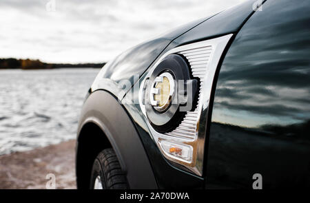 Mini Countryman E-Auto-Sockel mit Blick auf den Strand Stockfoto