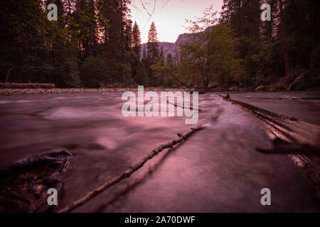 Merced River fließt durch eine bewaldete Teil des Yosemite Valley Stockfoto