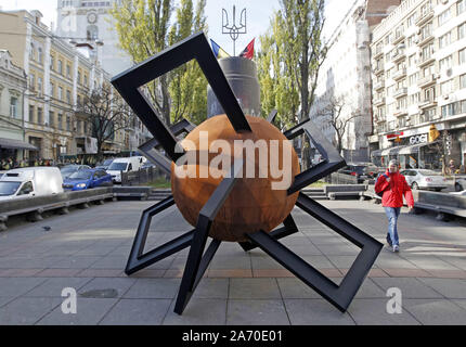 Oktober 29, 2019, Kiew, Ukraine: ein Mann geht an einem temporären Skulptur mit dem Titel 'Konfrontation' durch ukrainische Künstler Oleksii Zolotariov. Die Skulptur ist in der Nähe des Monument der sowjetische Staatschef Wladimir Lenin stellte den Maidan Ereignisse, die in der Ukraine fand am 2013-2014 zu ehren. (Bild: © pavlo Gontschar/SOPA Bilder über ZUMA Draht) Stockfoto