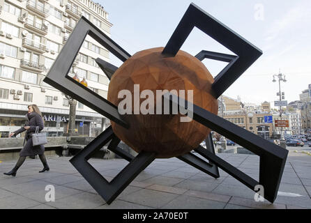 Oktober 29, 2019, Kiew, Ukraine: Eine Frau geht über einen temporären Skulptur mit dem Titel 'Konfrontation' durch ukrainische Künstler Oleksii Zolotariov. Die Skulptur ist in der Nähe des Monument der sowjetische Staatschef Wladimir Lenin stellte den Maidan Ereignisse, die in der Ukraine fand am 2013-2014 zu ehren. (Bild: © pavlo Gontschar/SOPA Bilder über ZUMA Draht) Stockfoto