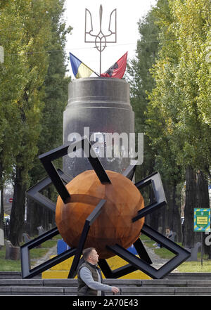 Oktober 29, 2019, Kiew, Ukraine: ein Mann geht an einem temporären Skulptur mit dem Titel 'Konfrontation' durch ukrainische Künstler Oleksii Zolotariov. Die Skulptur ist in der Nähe des Monument der sowjetische Staatschef Wladimir Lenin stellte den Maidan Ereignisse, die in der Ukraine fand am 2013-2014 zu ehren. (Bild: © pavlo Gontschar/SOPA Bilder über ZUMA Draht) Stockfoto