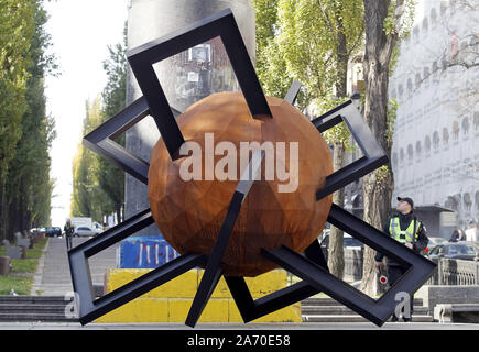 Oktober 29, 2019, Kiew, Ukraine: ein Polizist an einem temporären Skulptur mit dem Titel 'Konfrontation' durch ukrainische Künstler Oleksii Zolotariov. Die Skulptur ist in der Nähe des Monument der sowjetische Staatschef Wladimir Lenin stellte den Maidan Ereignisse, die in der Ukraine fand am 2013-2014 zu ehren. (Bild: © pavlo Gontschar/SOPA Bilder über ZUMA Draht) Stockfoto