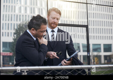 Business Leute, die außerhalb der Gebäude Stockfoto