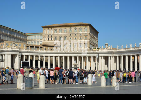 Touristen auf dem Saint Peters Platz mit Blick auf den Apostolischen Palast im Vatikan Stadt Rom - Italien. Stockfoto