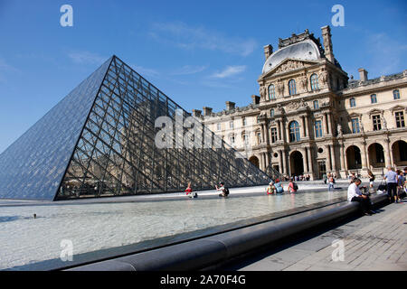 Glaspyramide von I.M. Pei, Musée du Louvre, Paris, Frankreich/Frankreich (nur fuer redaktionelle Verwendung. Keine Werbung. Referenzdatenbank: http://www Stockfoto