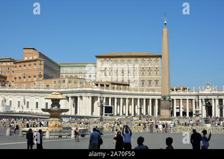 Touristen auf dem Saint Peters Platz mit Blick auf den Apostolischen Palast im Vatikan Stadt Rom - Italien. Stockfoto