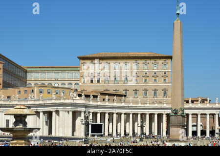 Touristen auf dem Saint Peters Platz mit Blick auf den Apostolischen Palast im Vatikan Stadt Rom - Italien. Stockfoto