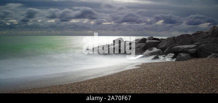 Wellen an der Küste Stockfoto
