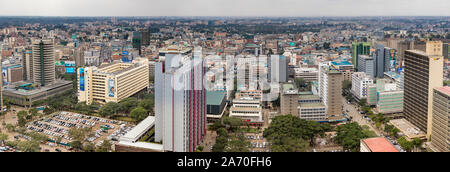 NAIROBI, Kenia - 15. Juni 2019: Die Stadt Nairobi, Kenia ist in diesem niedrigen Antenne Panorama der Innenstadt gesehen. Stockfoto