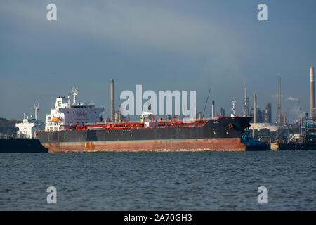 Supertanker Lara kommen neben Fawley Ölraffinerie in Southampton Wasser. Durch Schleppboote half die Geburt sicher zu betreten. Stockfoto