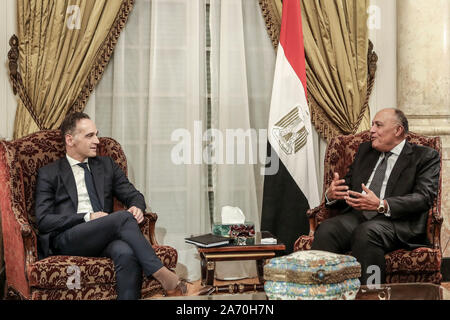 Kairo, Ägypten. 29 Okt, 2019. Der deutsche Außenminister Heiko Maas (L) spricht mit ägyptischen Kollegen Sameh Shoukry während Ihrer Tagung. Credit: gehad Hamdy/dpa/Alamy leben Nachrichten Stockfoto