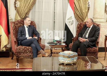 Kairo, Ägypten. 29 Okt, 2019. Der deutsche Außenminister Heiko Maas (L) spricht mit ägyptischen Kollegen Sameh Shoukry während Ihrer Tagung. Credit: gehad Hamdy/dpa/Alamy leben Nachrichten Stockfoto