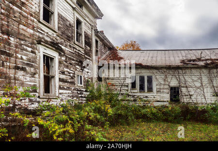 Alten, verlassenen Bauernhaus im Herbst Stockfoto