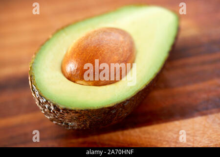 Avocado auf Schneidebrett Stockfoto