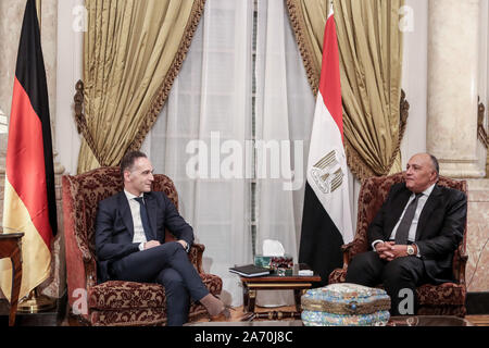 Kairo, Ägypten. 29 Okt, 2019. Der deutsche Außenminister Heiko Maas (L) spricht mit ägyptischen Kollegen Sameh Shoukry während Ihrer Tagung. Credit: gehad Hamdy/dpa/Alamy leben Nachrichten Stockfoto