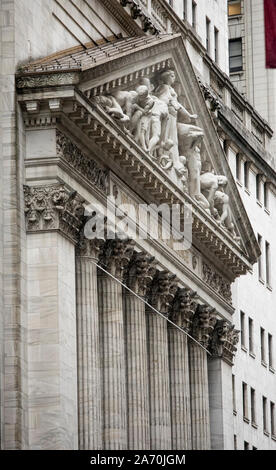 NEW YORK, USA - OKTOBER 9, 2019: Die Fassade der New York Stock Exchange an der Wall Street ist in diesem Schrägansicht gesehen. Stockfoto