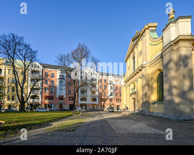 Das olai Park und street Knäppingsborgsgatan im Herbst in Norrköping, Schweden. Stockfoto