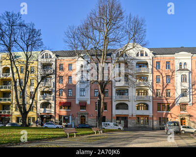 Das olai Park und street Knäppingsborgsgatan im Herbst in Norrköping, Schweden. Stockfoto