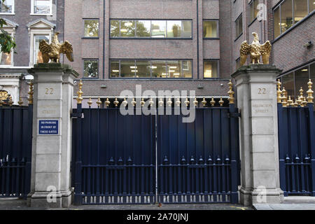 22 Arlington Street, Mayfair, London, goldenen Adler auf Säulen neben dem blauen Tore von Nummer 20 Stockfoto