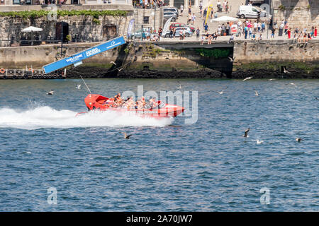 Oporto, Portugal - 19 Juli 2019: Xtreme Jet Boat River Safari in Porto, Portugal. High speed rot Boot über den Fluss Douro Stockfoto