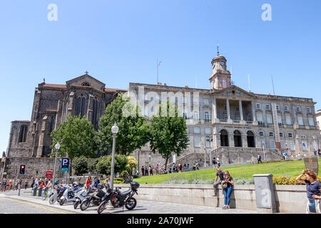 Oporto, Portugal - Juli 20, 2019: Börse Palace (Palacio da Bolsa) und die gotische Kirche des Heiligen Franziskus (Igreja de Sao Francisco) in Porto, Port Stockfoto