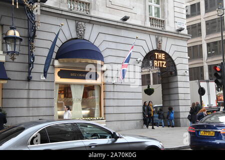 Seite des Ritz Hotel an der Ecke von Piccadilly und Arlington Street, Mayfair, London Stockfoto