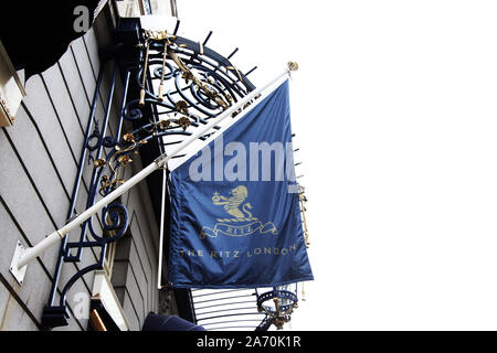 Flaggen im Ritz Hotel in Arlington Street, Mayfair, London fliegen Stockfoto