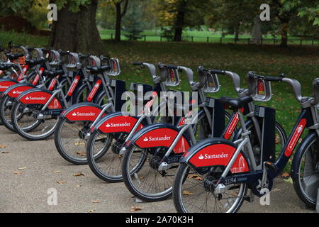 Santander Sponsoren Stadt Fahrräder zu mieten in London. AKA Boris Fahrräder, Fahrräder aufgereiht im Hyde Park, London Stockfoto
