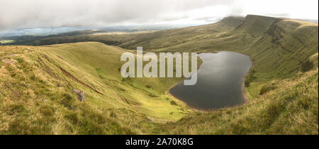 Einen Panoramablick über die sanften grünen Hügeln und Bergen der Brecon Beacons in Wales mit einem See im Vordergrund niemand im Bild Stockfoto