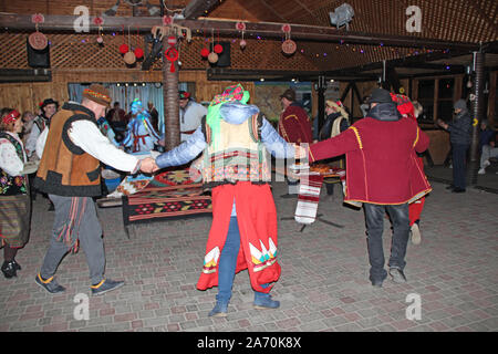 Karpaten Volkstänze. Ukrainische Traditionen. Menschen tanzen Volkstanz in der Ukraine. Frauen und Männer tanzen Jolly traditionelle ukrainische Tanz in der westlichen U Stockfoto