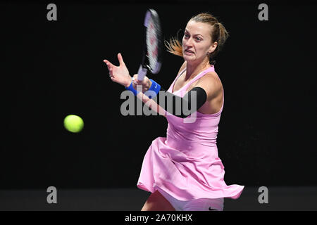 Shenzhen, Guangdong Provinz Chinas. 29 Okt, 2019. Petra Kvitova der tschechischen Republik liefert die Kugel während der Frauen singles Round robin Match gegen Belinda Bencic der Schweiz bei der WTA finale Tennis Turnier in Shenzhen in der Provinz Guangdong im Süden Chinas, Okt. 29, 2019. Credit: Liang Xu/Xinhua/Alamy leben Nachrichten Stockfoto